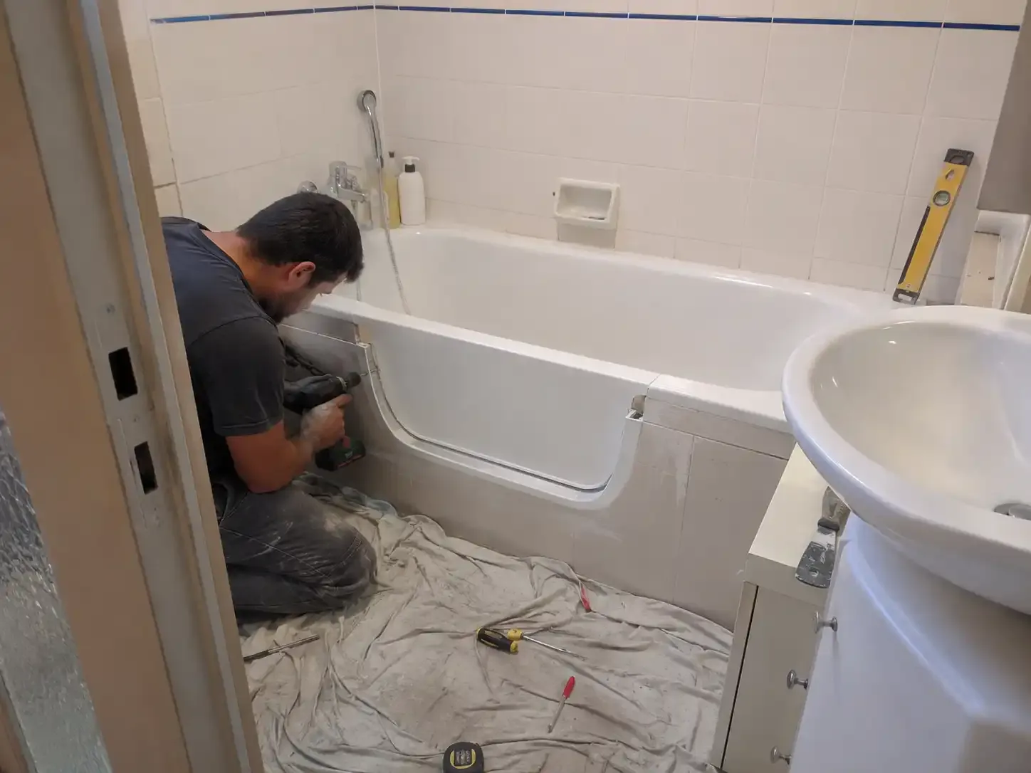 Image installateur douche senior 8 seniors medias